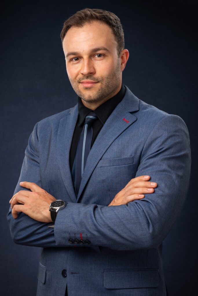 Adw. Mikołaj Stefaniak